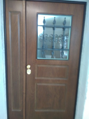 portone a due ante con grata